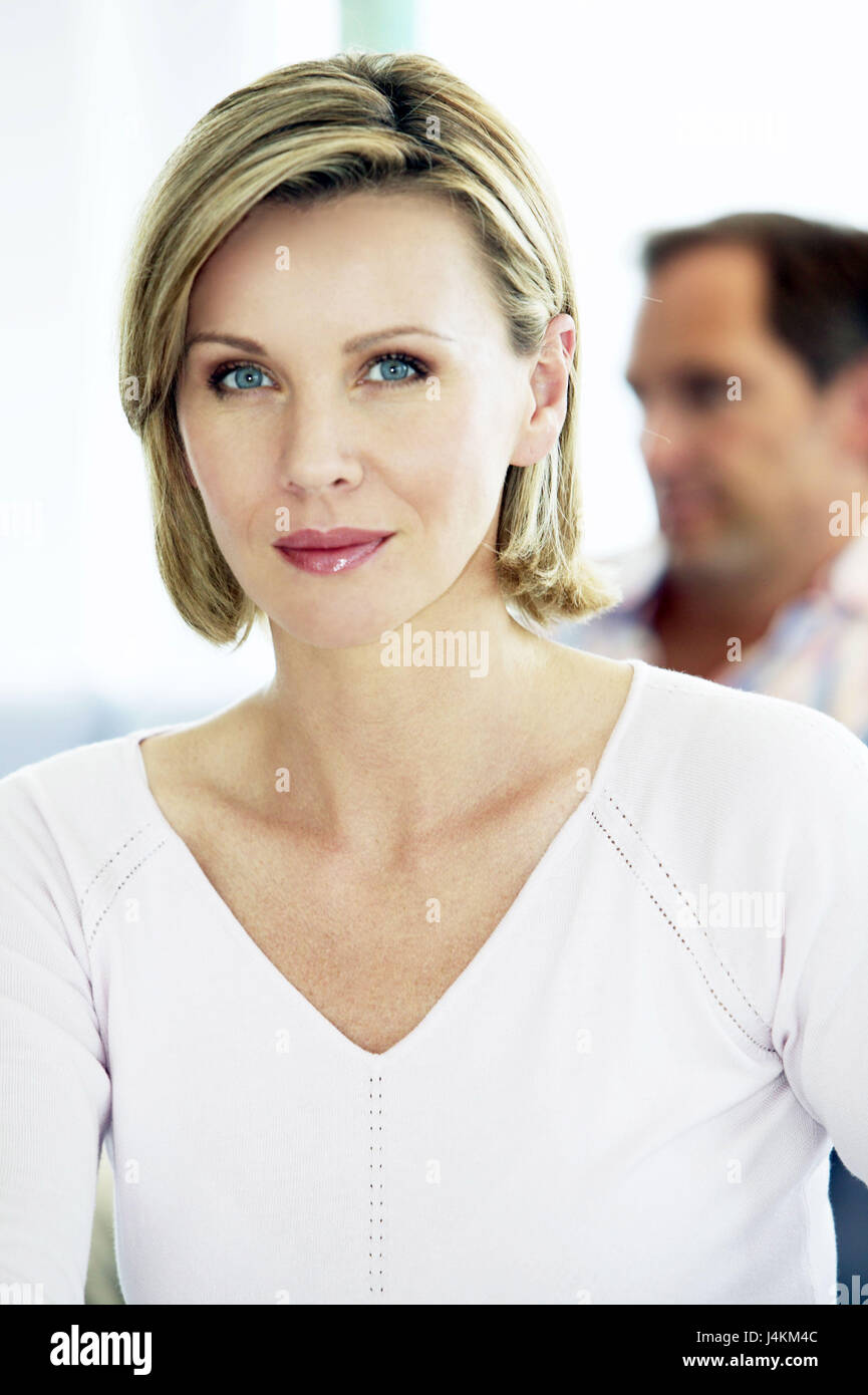Frau, Lächeln, selbstbewusst, Hintergrund, Mann, schmollen, abwenden, Unschärfe, Porträt, Frauen Porträt, 20-30 Jahre, attraktiv, blond, Schönheit, Selbstbewußtsein, Selbstbewusstsein, selbstbewusst, kämpfen, Unterschied der Meinung, Triumph, Stille, Stille, nachdenklich, Zwietracht, Entfernung, Stockfoto