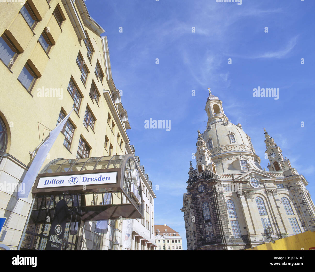 Deutschland, Sachsen, Dresden, neuer Markt, Hilton Hotel, Kirche unserer lieben Frau Europas, Norddeutschland, Stadt, Staat Kapital, Gebäude, Hotelgebäude, fünf-Sterne-Hotel, Hotel mit gehobenem Niveau, Grand Hotel, exklusiv, teuer, edel, Kirche, Heilige Bau, Architektur, Struktur, Wahrzeichen, Sehenswürdigkeit, Builds, begonnen im Jahre 1726, geweiht im Jahre 1734, Architektin G Bähr, Barockkirche, Baustil Barock, Perspektive Stockfoto