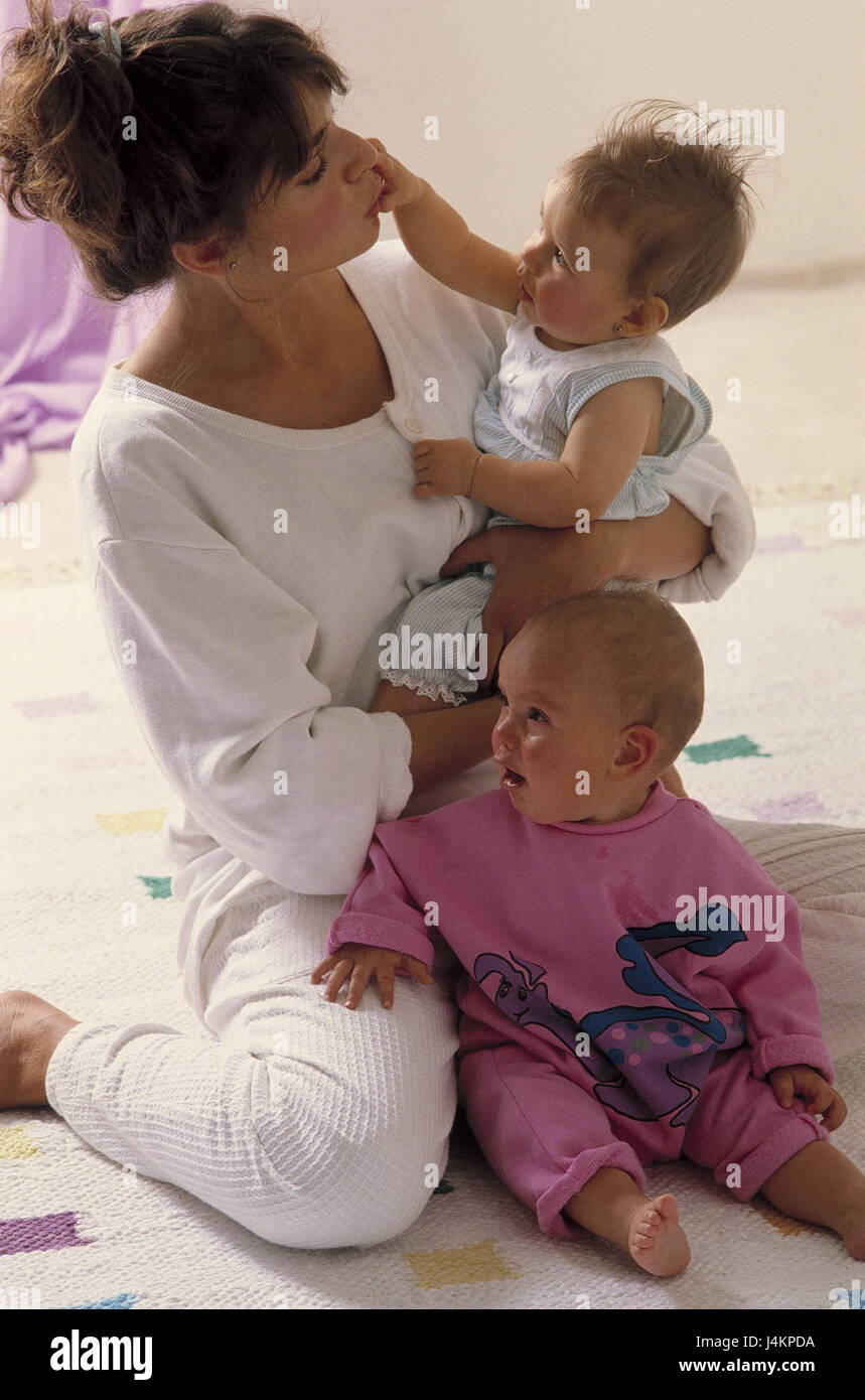 Mutter, Kinder, Boden, innen, zu Hause sitzen, Frau, Eltern, Jugendliche, Babys, zwei, spielen, beschäftigen, Weinen Stockfoto