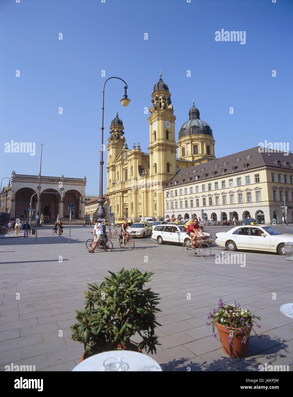 Deutschland, Bayern, München, Raum Odeons, Theatinerkirche Europa, Süddeutschland, Oberbayern, Landeshauptstadt, Stadt, Stadt, Stadtteil Altstadt / Lehel, Kirche, Heilige Bau, Stiftskirche Stück Kajetan, Barockkirche, barocken Baustil, Fassade, Rokoko, Rokoko-Fassade, Beginn der Bauarbeiten im Jahre 1663, Passanten, Radfahrer, Taxis, Autos, Park Stockfoto