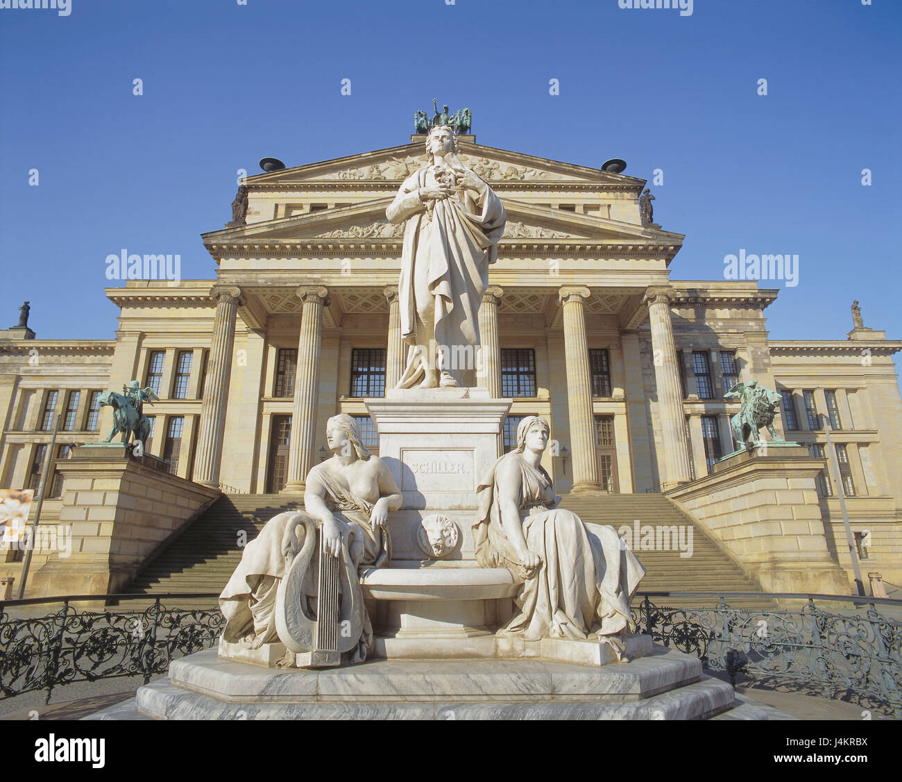 Deutschland, Berlin, den Gendarmenmarkt, Theater, Schillers Denkmal Europa, Stadt, Hauptstadt, Teil der Stadt, Berlin-Mitte, Gebäude, Architektur, Sehenswürdigkeit, baut im Jahre 1821, Architekt Karl Friedrich Schinkel, Theater, Theater Gebäude, Denkmal, deutscher Schriftsteller, Friedrich Schiller, Kultur Stockfoto