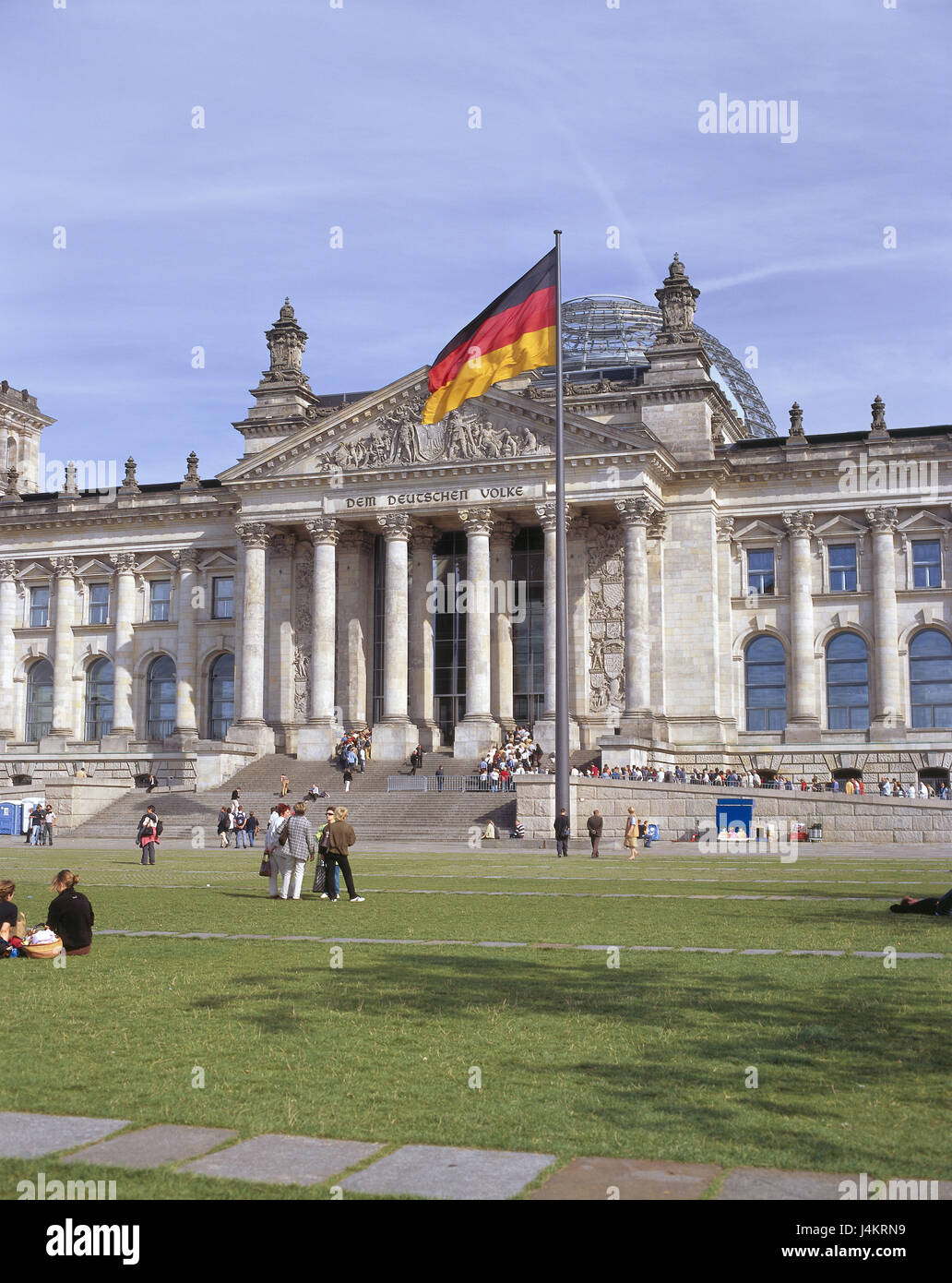 Deutschland, Berlin, Reichstagsgebäude, Nationalflagge, Besucher nur redaktionell! Europa, Stadt, Hauptstadt, Teil der Stadt Berlin Zoo, Regierungsgebäude, Reichstag, Sitz der Regierung, den Deutschen Bundestag, Architektur, Hauptportal, Kuppel, Architekt Sir Norman Foster, Sehenswürdigkeit, Deutschland Flagge, Fahne, Flagge, Tourist Stockfoto