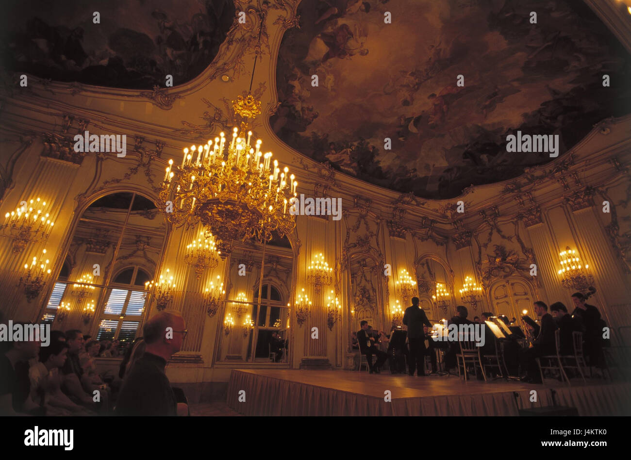 Österreich, Wien, Schloss Schönbrunn, Konzert, Musik, klassische Musik kein Model Release, Europa, Bundeshauptstadt, Hauptstadt, Schloss, Sommerresidenz, Gebäude, Struktur, Architektur, Ort von Interesse, Hall, Musiker, Orchester, Dirigent, klassisch, machen Musik, klassisches Konzert, Zuhörer, innen, Straße der Kaiser und Könige Stockfoto