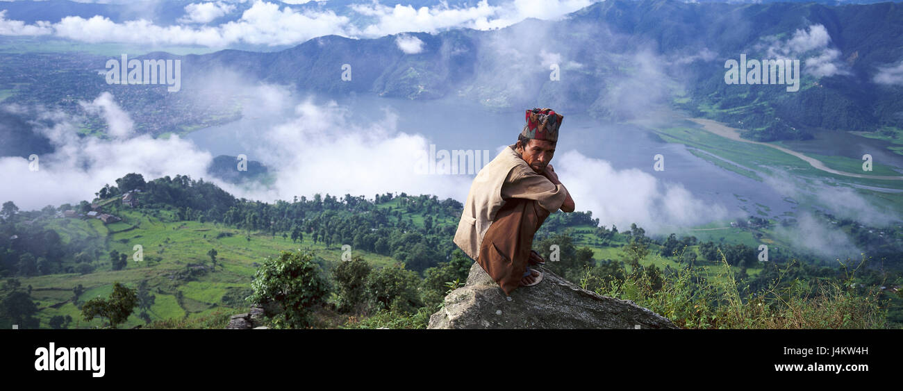 Nepal, Pokhara Tal, Hill, rock, Mann, sitzen, Blick ins Tal, Phewa-See kein Modell release Asien, Berglandschaft, Landschaft, lokale, nepalesische, hocken, anzeigen, Fernblick, See, Phewa, Übersicht Stockfoto