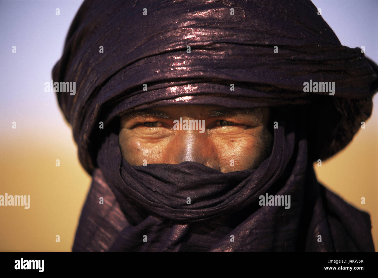 Libyen, Sahara, Wüste Mann, Targi, Turban, Blick, Detail, Augen, Porträt Afrika, Nordafrika, Region Akakus, Ghat, Tuareg-Festival, Berber, Tuareg, traditionell, Kleidung Kopfbedeckung, Litham, Schleier blau, augenfällige Übereinstimmung, Seitenblick, ernst, Konzeption, Wüste Stamm, Nomad, Tradition, Schutz, Anonymität Stockfoto