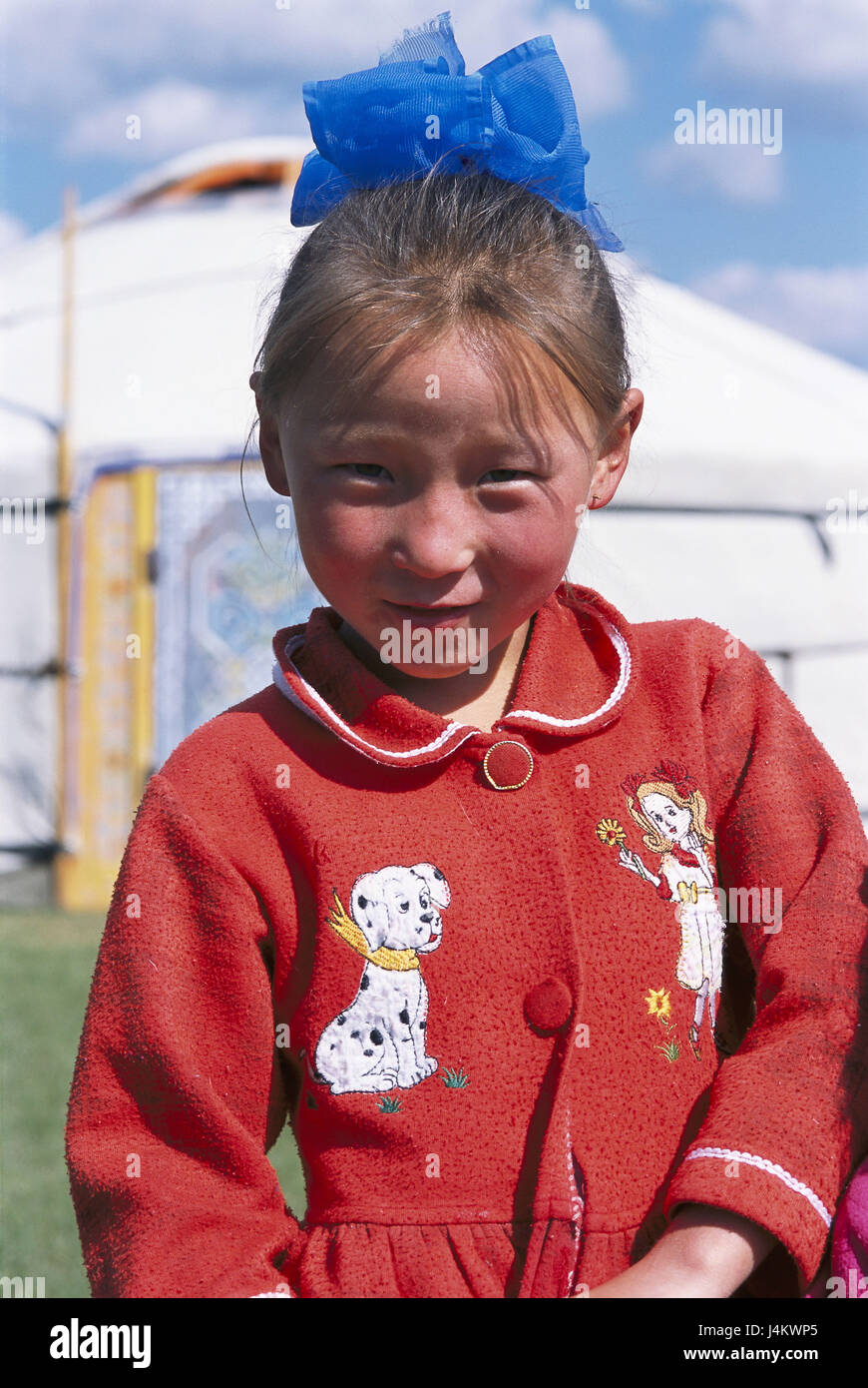 Mongolei, Provinz Övörhangay, Mädchen, Lächeln, Porträt keine Modellfreigabe Zentralasien, Kind, 5-10 Jahre, einheimische, Mongolen, anzeigen Kamera, dunkelhaarige, Natürlichkeit, Kindheit, draußen Stockfoto