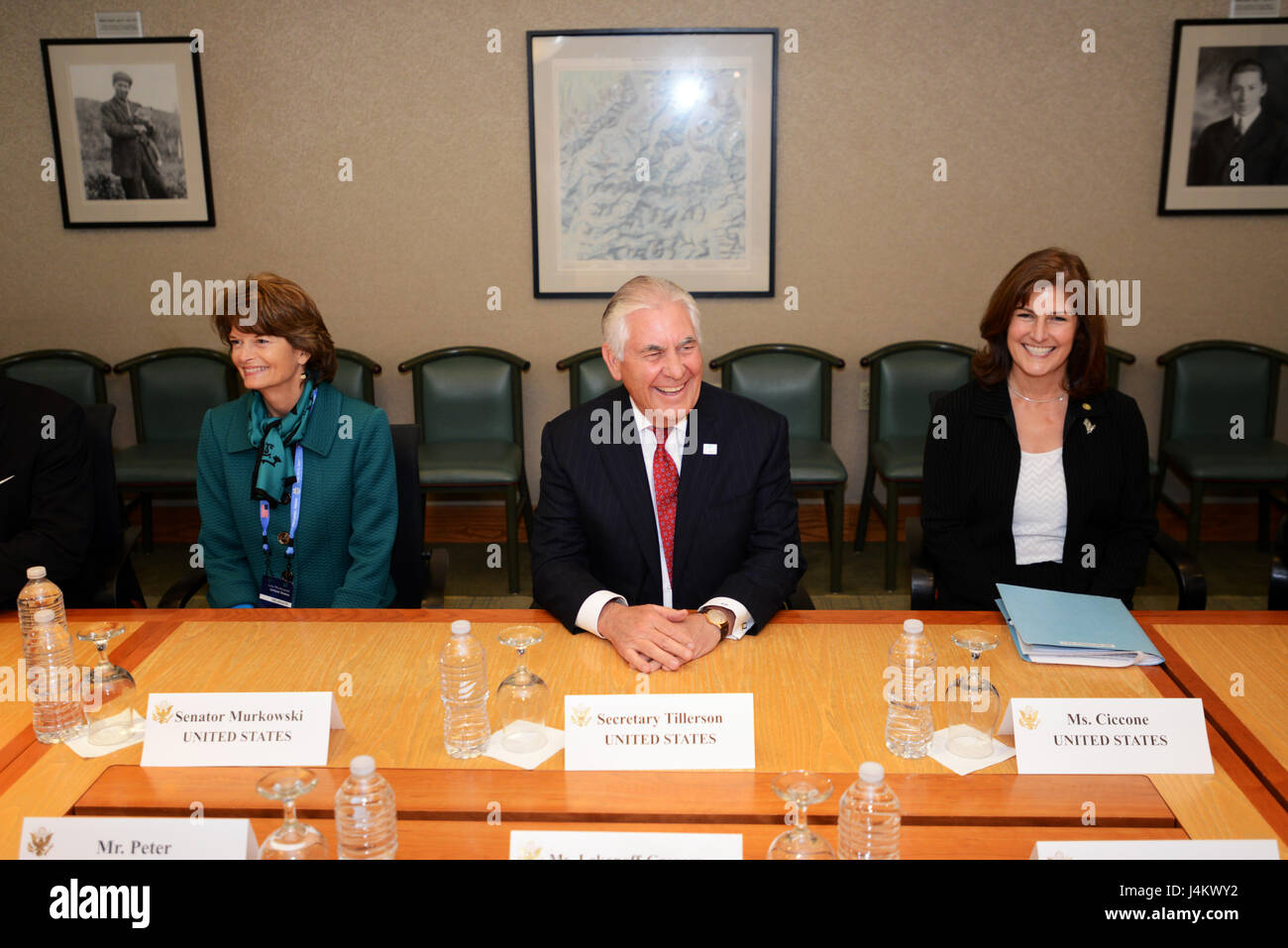 US Secretary Of State Rex Tillerson zusammen mit US-Senator Lisa Murkowski von Alaska, links, und Deputy Chief Of Staff Christine Ciccone dem 10. Arctic Council Ministertreffen 11. Mai 2017 in Fairbanks, Alaska. Stockfoto