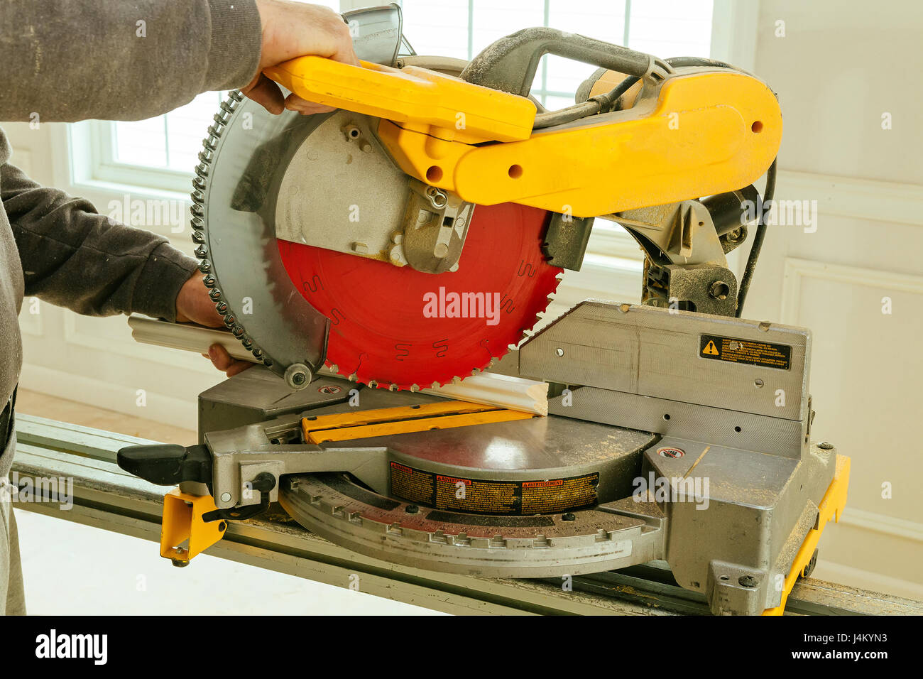 Tischler Werkzeuge auf Holztisch mit Sägemehl. Kreissäge. Schneiden ein Holzbrett. Stockfoto