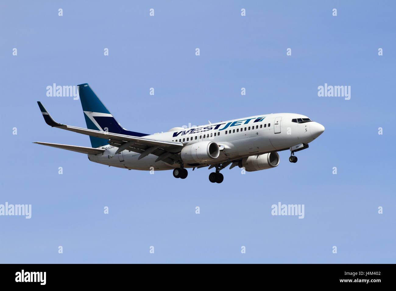 West Jet Airlines Boeing 736 am Montreal Pierre Elliott Trudeau International Airport landen wird vorbereitet Stockfoto