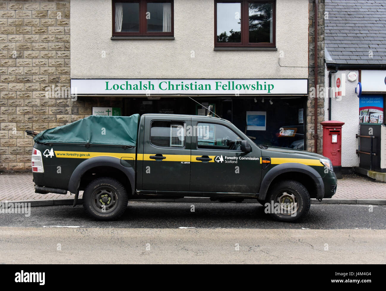 Forestry Commission Pick-up-Truck. Bahnhofstraße, Kyle of Lochalsh, Ross und Cromarty, Schottland, Vereinigtes Königreich, Europa. Stockfoto