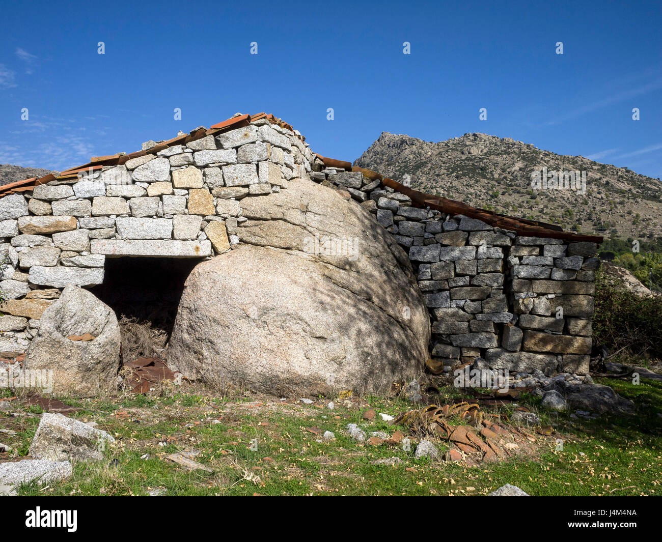Machota Antigua Casa de Piedra con la Machota al Fondo de Zarzalejo, Madrid ...