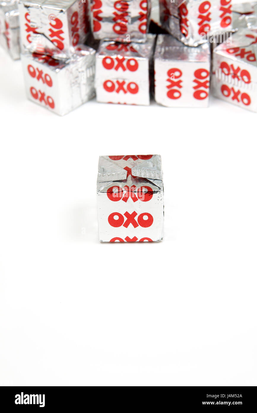 OXO-Brühwürfel in ihrer unverwechselbaren Silberfolie Wrapper erstmals 1910 hergestellt Stockfoto