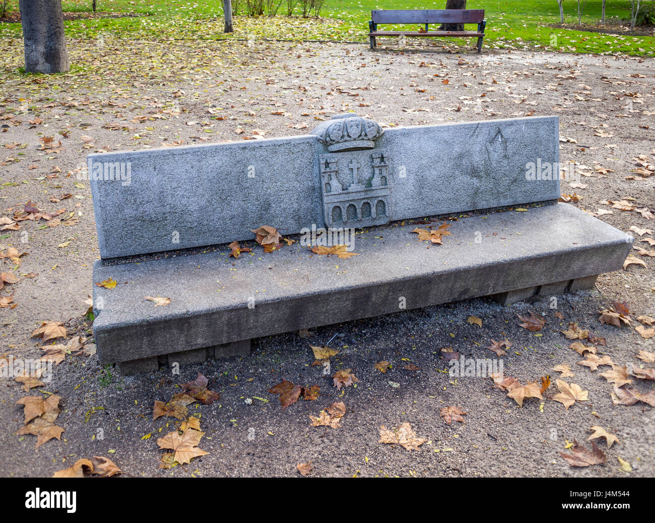 Banco de Piedra con Escudo de el Parque de El Retiro de Madrid, España. Stockfoto