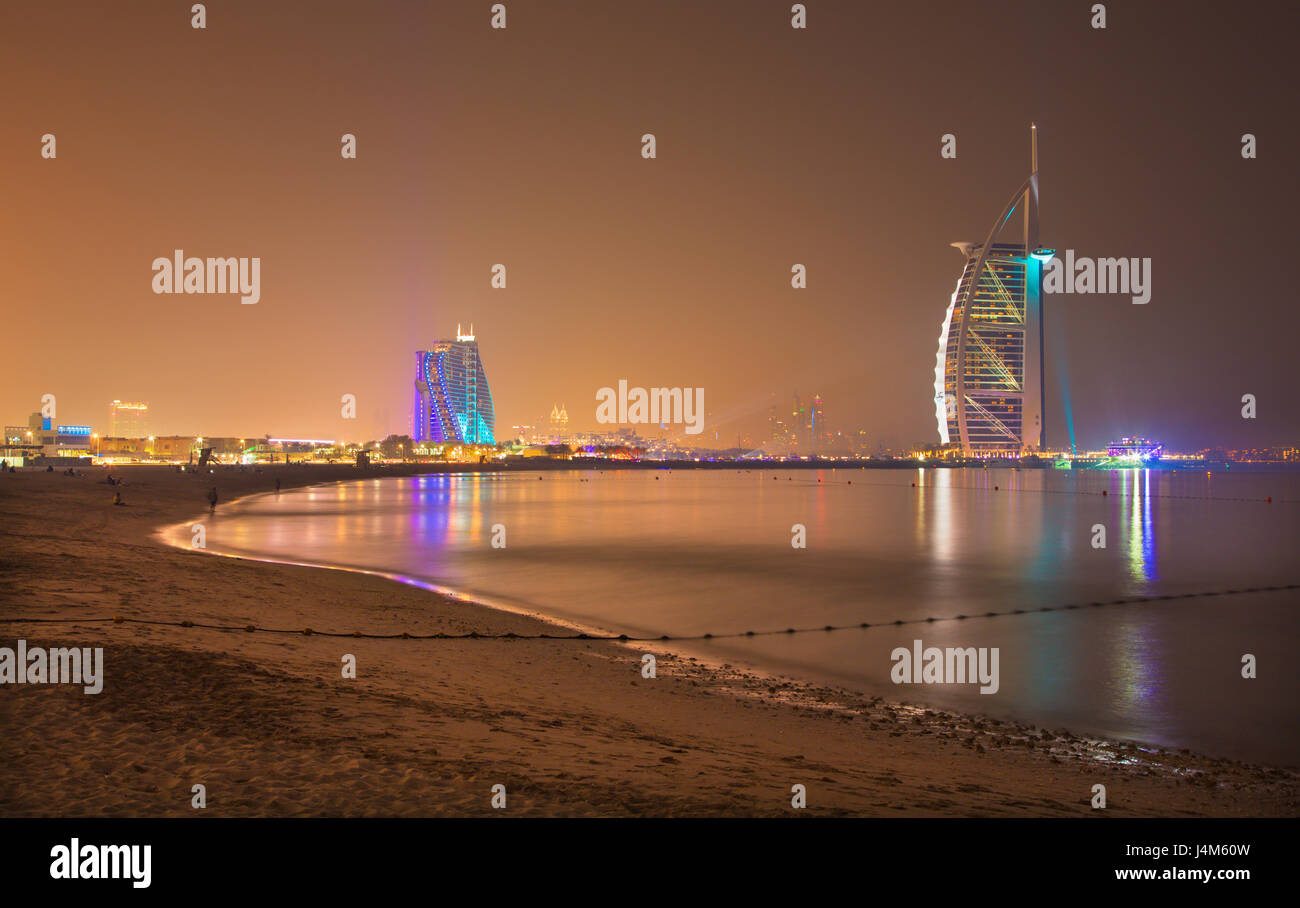 DUBAI, Vereinigte Arabische Emirate - 30. März 2017: Der Abend Skyline mit dem Burj al Arab und Jumeirah Beach Hotels. Stockfoto