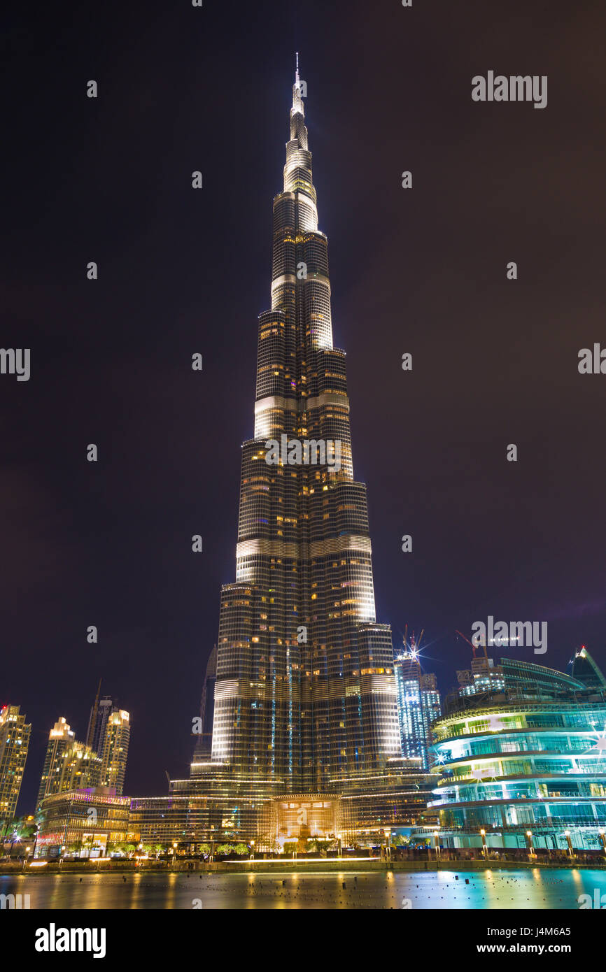 DUBAI, Vereinigte Arabische Emirate - 24. März 2017: Der nächtliche Burj Khalifa und den Brunnen. Stockfoto
