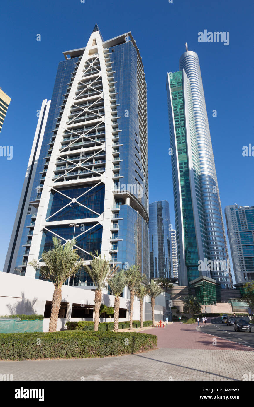 Dubai - die Wolkenkratzer Indigo Tower und Almas Tower. Stockfoto
