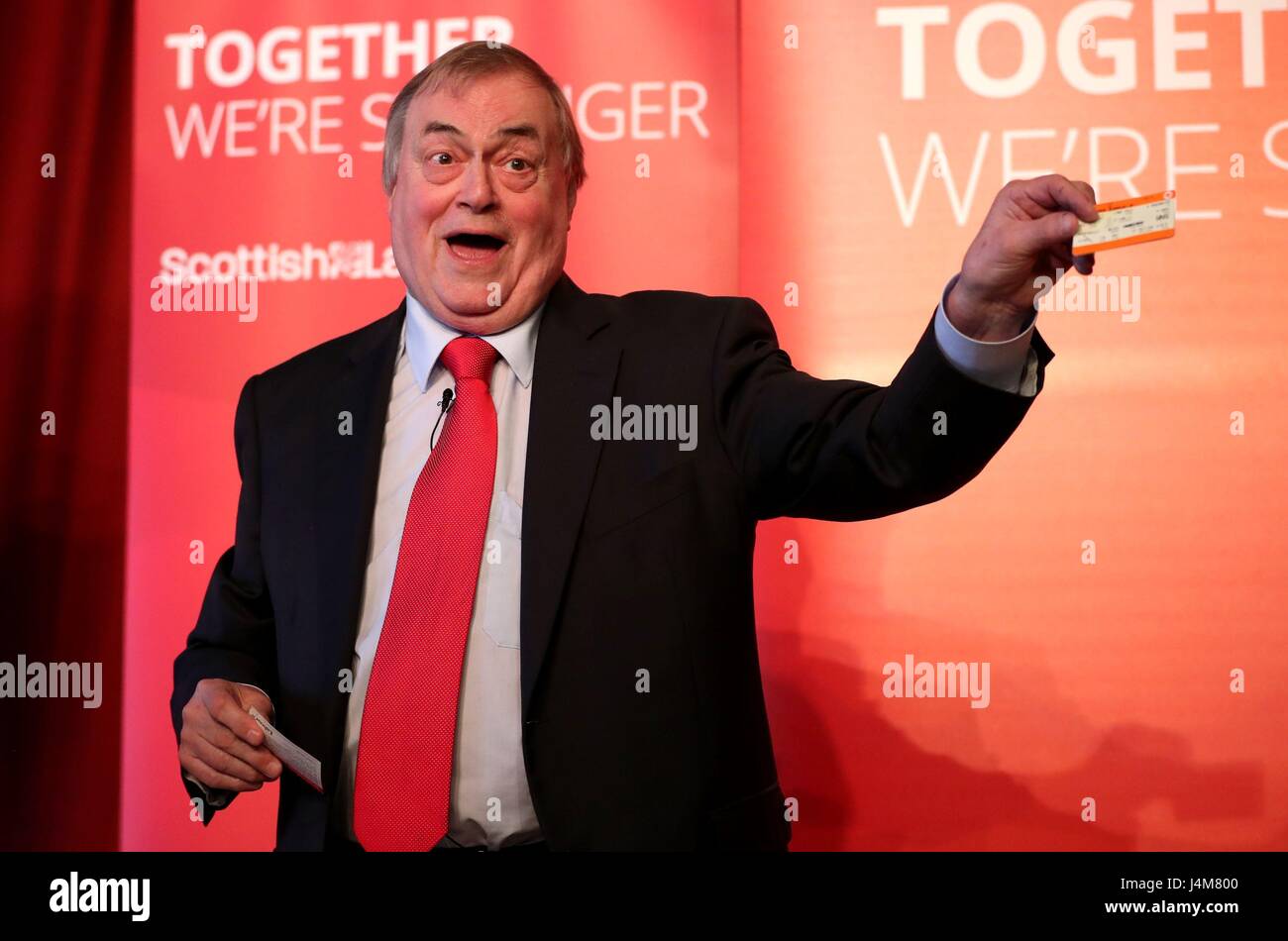 Ehemaliger stellvertretender Ministerpräsident Herr Prescott Fehler seine Fahrkarte für seine Labour-Partei Mitgliedskarte hält er eine Rede auf eine Labour Kampagne Veranstaltung im Teatro Adam Smith in Kirkcaldy. Stockfoto