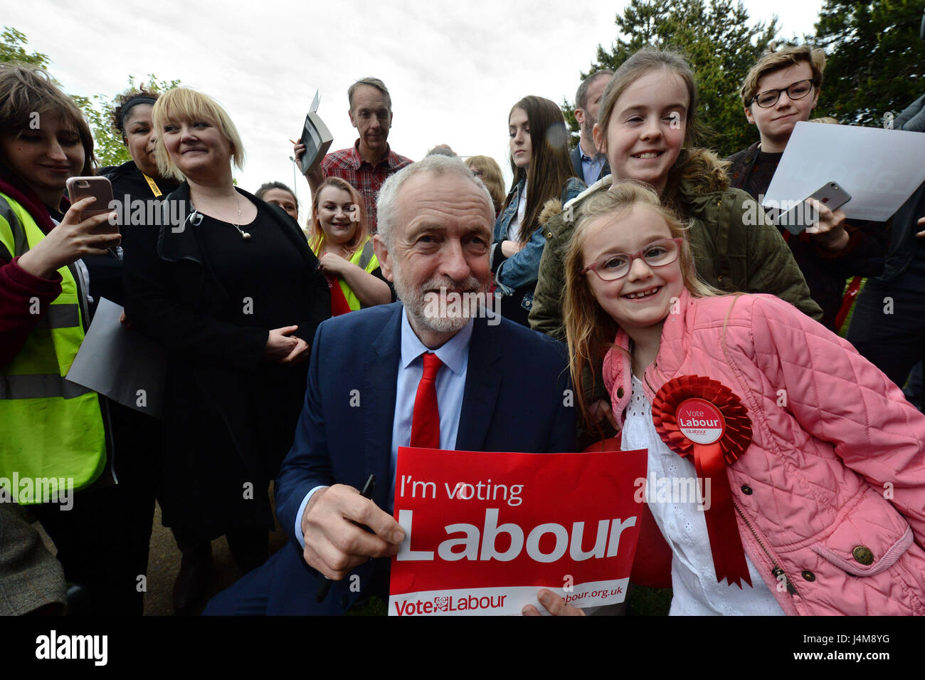 Arbeitsrecht Führer Jeremy Corbyn mit lokalen Unterstützer Laila Walker, sieben, (rechts) und ihre Schwester Grace, zehn, (zweite rechts) am James Paget Hospital in Gorleston-on-Sea, Great Yarmouth, während der Wahlkampftour. Stockfoto