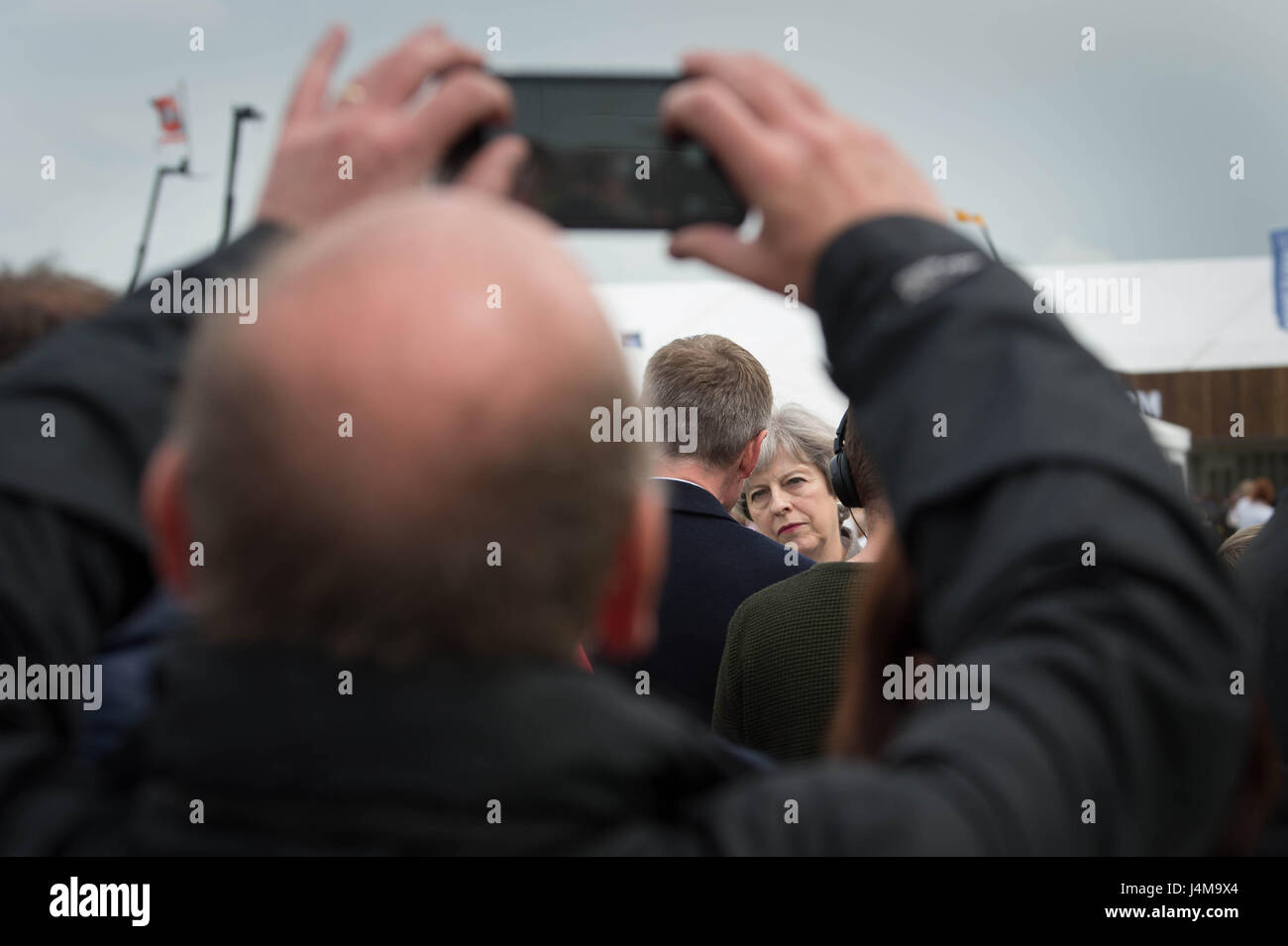 Premierminister Theresa Mai Besuch der Balmoral Show in der Nähe von Lisburn in Nordirland, wo die Ausstellung tourte, steht und Besucher trafen sich im Rahmen ihrer Wahlkampftour. Stockfoto