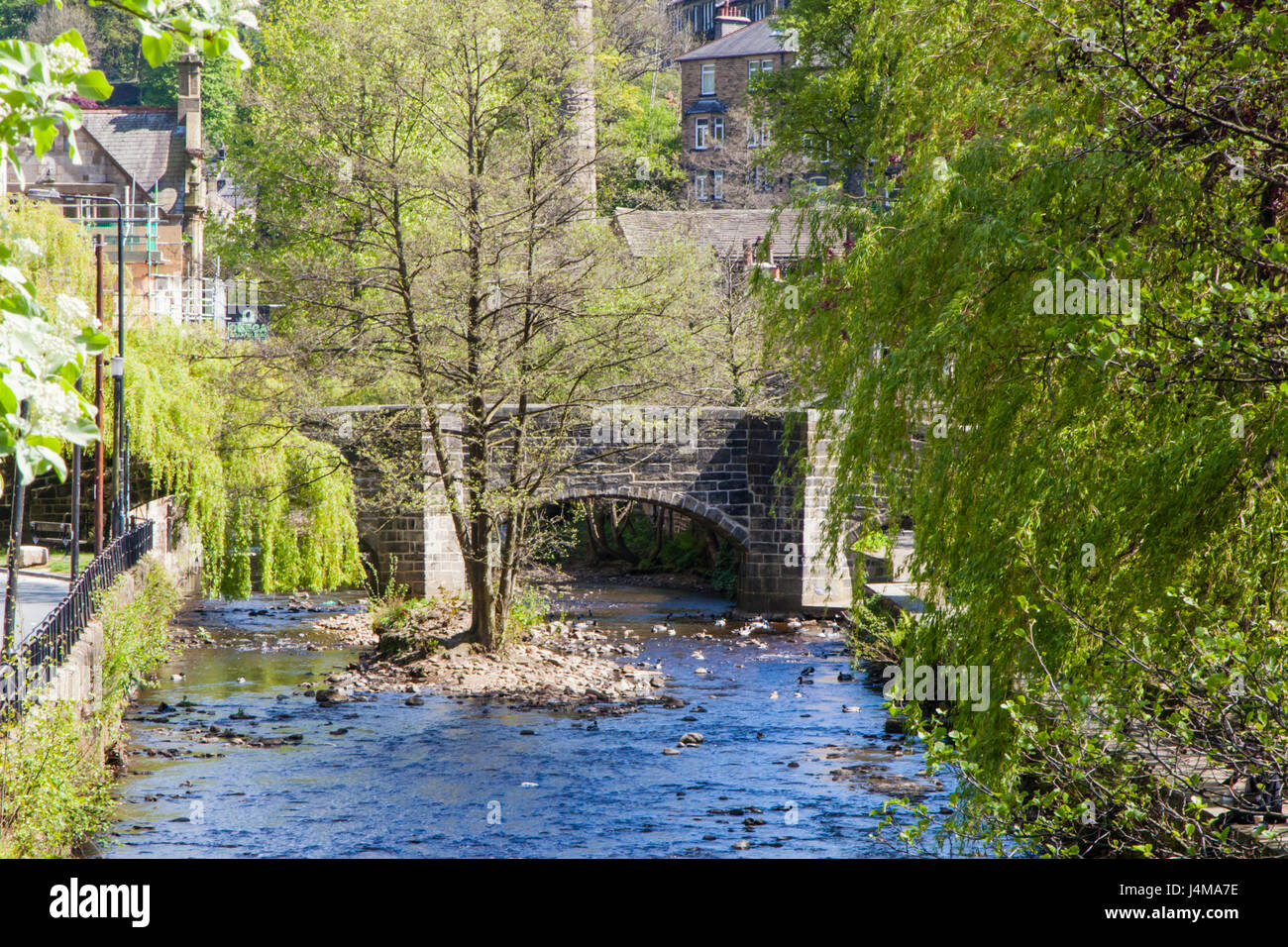 Hebden Beck läuft durch das Zentrum der Pennine Mühle Stadt Hebden Bridge, West Yorkshire, Großbritannien Stockfoto