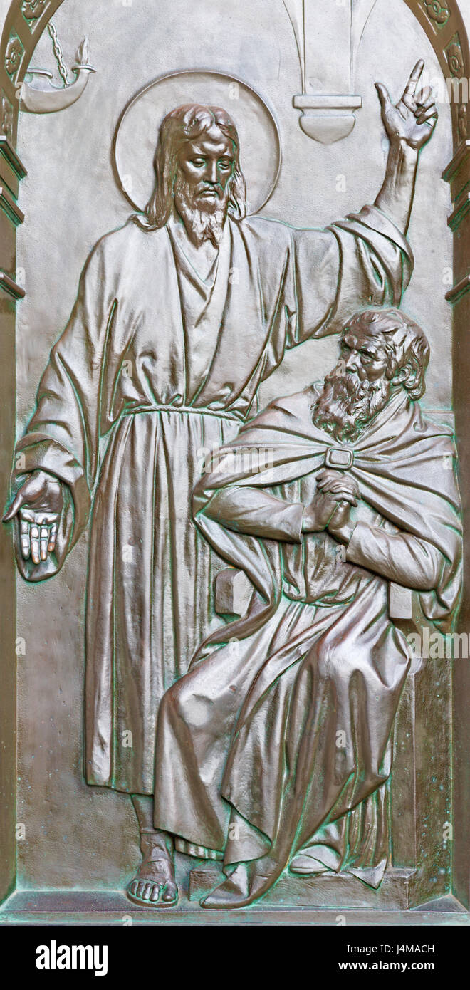 BERLIN, Deutschland, Februar - 14, 2017: Das Bronzerelief des Dialogfeld "o Jesus mit Nikodemus auf das Tor der Dom von Otto Lessing (1906). Stockfoto