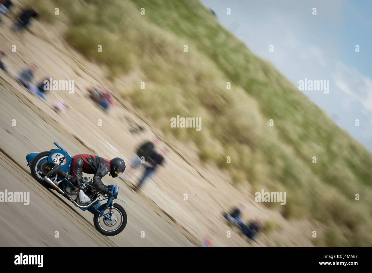 Ein Beiwagen Radfahrer Rennen in der Straightliners "Top Speed" Event im Pendine Sands, Wales, wo Reiter und Fahrer für Top konkurrieren-Geschwindigkeiten über eine gemessene Meile am Strand. Stockfoto