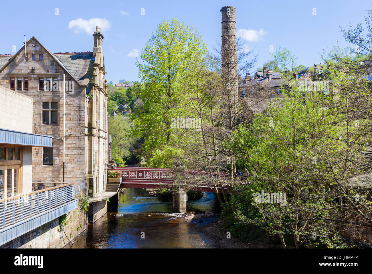 Hebden Beck läuft durch das Zentrum der Pennine Mühle Stadt Hebden Bridge, West Yorkshire, Großbritannien Stockfoto