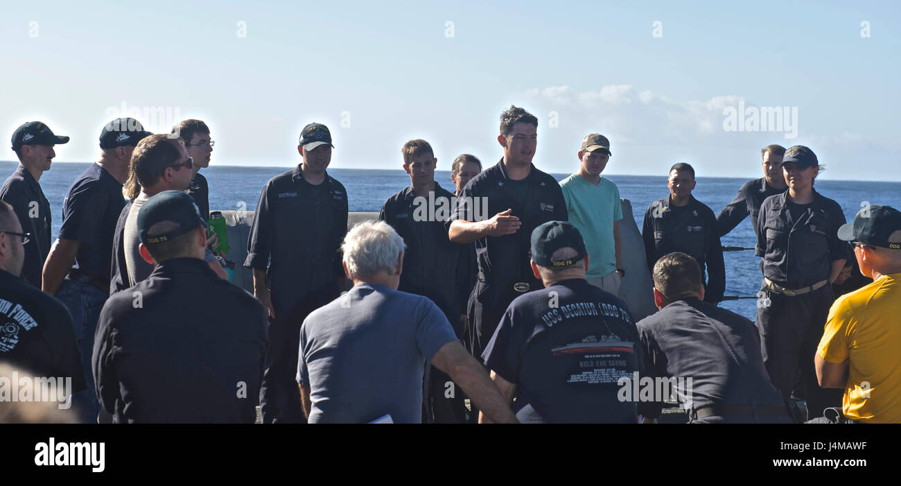 Pazifik (9. November 2016). Petty Officer 3rd Class Tristan Axelrod (Mitte) erläutert das Waffensystem an Bord der geführte Flugkörper-Zerstörer USS Decatur (DDG-73) für Tiger Teilnehmer Kreuzfahrt. Decatur, sowie geführte Flugkörper Zerstörer USS Momsen (DDG-92) und USS Spruance (DDG-111) zur Unterstützung der maritimen Sicherheit und Stabilität in der Indo-Asien-Pazifik im Rahmen eines US eingesetzt werden 3. Flotte Pacific Surface Action Group (PAC SAG) unter Kommandant, Zerstörer Geschwader 31 (CD 31) (Foto: U.S. Navy Petty Officer 3rd Class Gerald Dudley Reynolds/freigegeben) Stockfoto