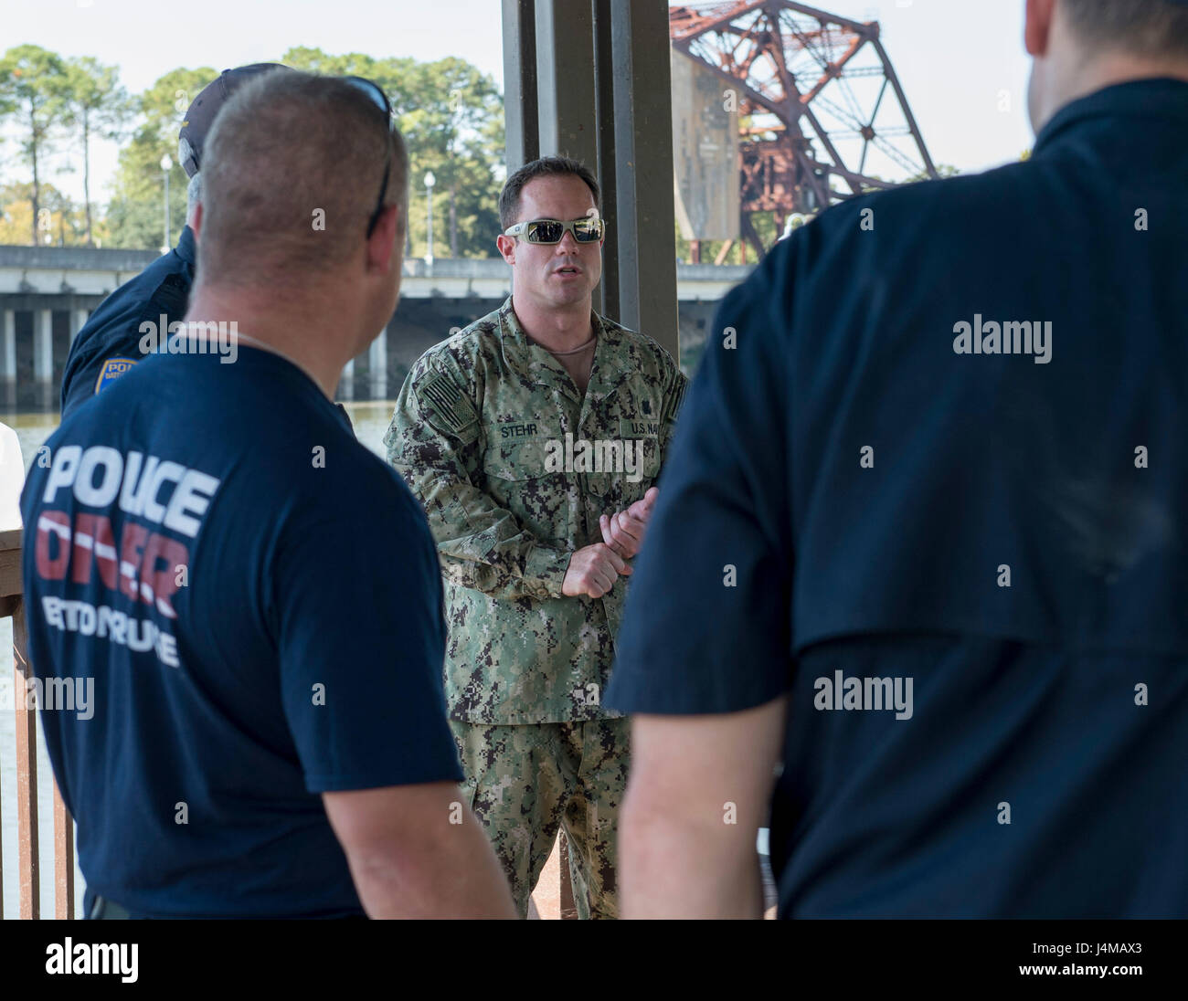 161104-N-SF508-269 BATON ROUGE, Louisiana (4. November 2016) Chief Petty Officer Josh Baker, zugewiesen, Explosive Ordnance Entsorgung Group (EODGRU) 2, erläutert Navy Tauchen Verfahren mit Mitgliedern der Baton Rouge-Polizei-Abteilung Dive Team während ein Gegenstand fachlichen Austausch im Rahmen von Baton Rouge Marine Woche 2016. Baton Rouge ist eines der ausgewählten Städten an Host 2016 Navy Woche, eine Sensibilisierung der US-Marine durch lokale Öffentlichkeitsarbeit, Zivildienst und Ausstellungen gewidmet. (Foto: U.S. Navy Petty Officer 2. Klasse Charles Oki/freigegeben) Stockfoto