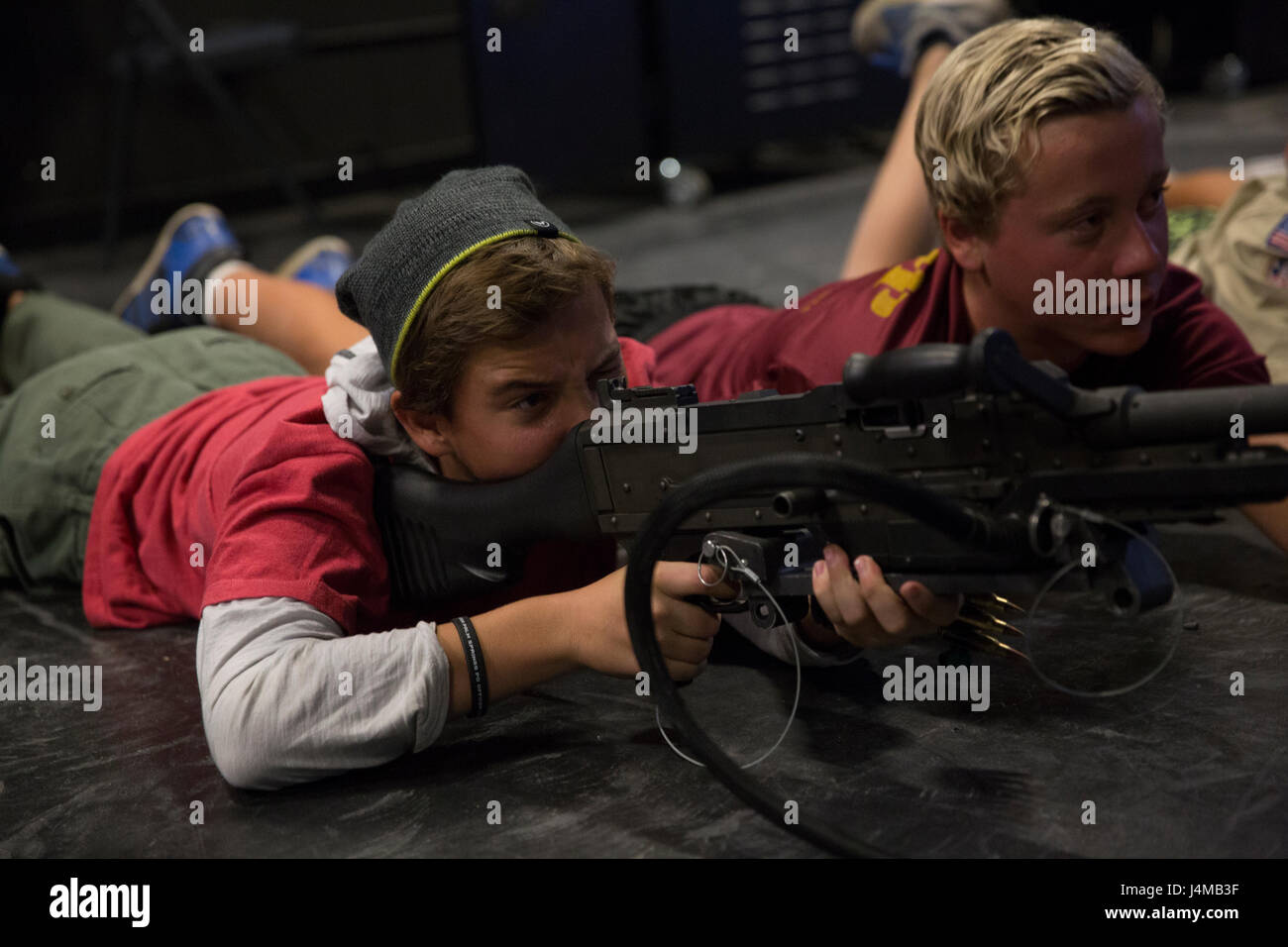 Noah Allen, Pfadfinder, Troop 377, feuert ein M249 Squad automatische Waffe bei Indoor simuliert Treffsicherheit Trainer an Bord der Marine Corps Air Ground Combat Center, Twentynine Palms, Kalifornien, 5. November 2016, während the Boy Scout Camp Out für lokalen Truppen der Boy Scouts of America. (Offizielle Marinekorps Foto von CPL. Medina Ayala-Lo/freigegeben) Stockfoto