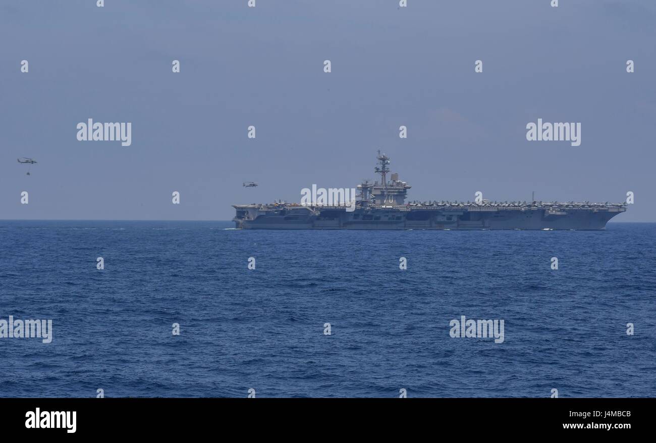 170224-N-RM689-528 SOUTH CHINA SEA (24. Februar 2017) Nimitz-Klasse-Flugzeugträger USS Carl Vinson (CVN-70) erhält Fracht von Lewis und Clark-Klasse Trockenfracht Schiff USNS Richard E. Byrd (T-AKE 4) während einer vertikalen Nachschub auf See. Wayne E. Meyer ist auf eine regelmäßige Westpazifik-Bereitstellung mit der Carl Vinson Carrier Strike Group als Bestandteil der US-Pazifikflotte getragene Initiative, die Befehls- und Funktionen von US zu verlängern 3. Flotte in der Indo-Asien-Pazifik-Region. US Navy Flugzeugträger Streik Gruppen haben die Indo-Asien-Pazifik patrouillierten, regelmäßig und routiniert für Mo Stockfoto