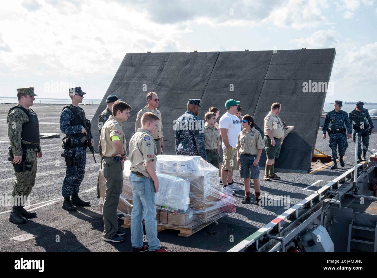 170225-N-JH384-017 NORFOLK, Virginia (25. Februar 2017) Pfadfinder sind Führer von Seglern auf dem Flugdeck der USS Dwight D. Eisenhower (CVN-69) (Ike). Ike ist derzeit Pier Seite der Phase der Erhaltung von der optimierten Flotte Antwort planen (OFRP). (Foto: U.S. Navy Mass Communication Specialist 3. Klasse Julio Martinez) Stockfoto