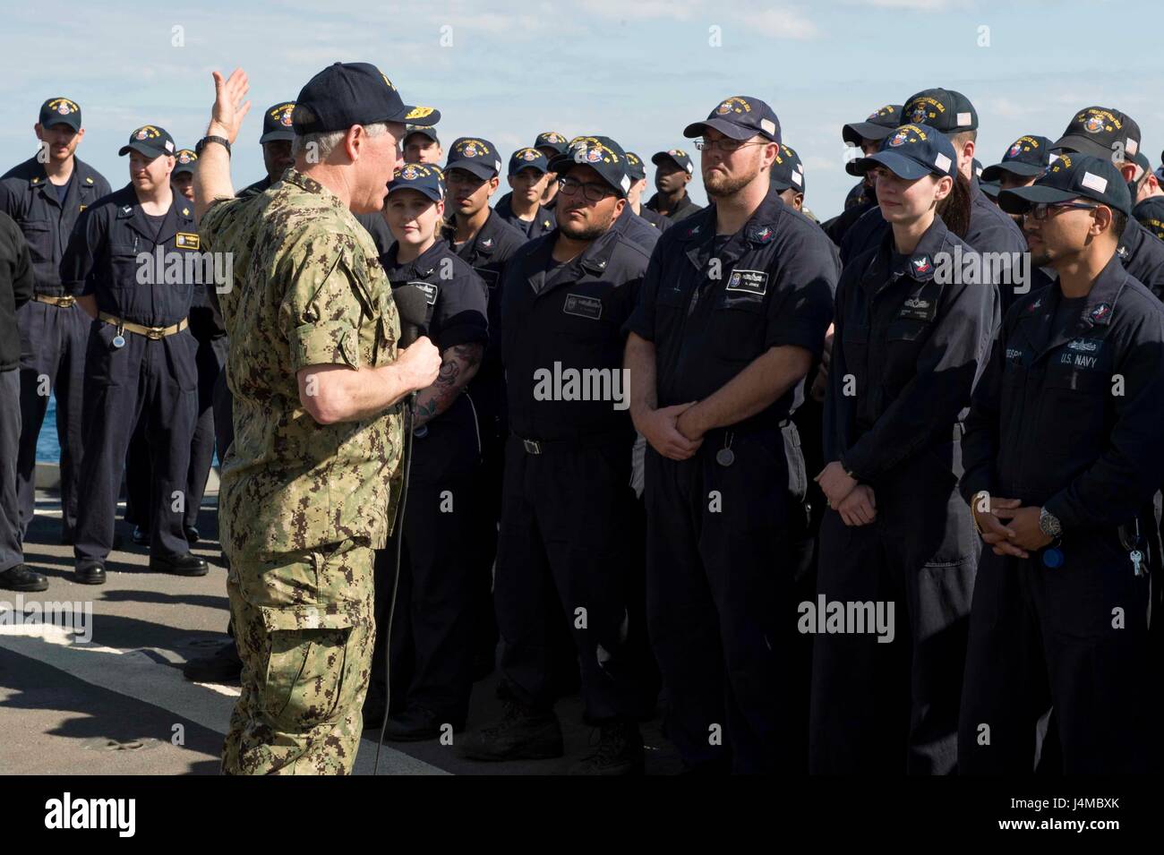 170224-N-JO245-143 Mittelmeer (24. Januar 2017) Rear Admiral Kenneth Whitesell, Kommandant, Carrier Strike Group zwei, spricht zu den Seeleuten während eines Anrufs alle Hände an Bord der geführte Flugkörper Kreuzer USS Philippine Sea (CG-58). George h.w. Bush Carrier Strike Group führt Marinebetriebe in den USA 6. Flotte Bereich der Maßnahmen zur Erhöhung der nationalen Sicherheitsinteressen der USA.  (Foto: U.S. Navy Mass Communication Specialist 2. Klasse Justin Yarborough-/Released) Stockfoto