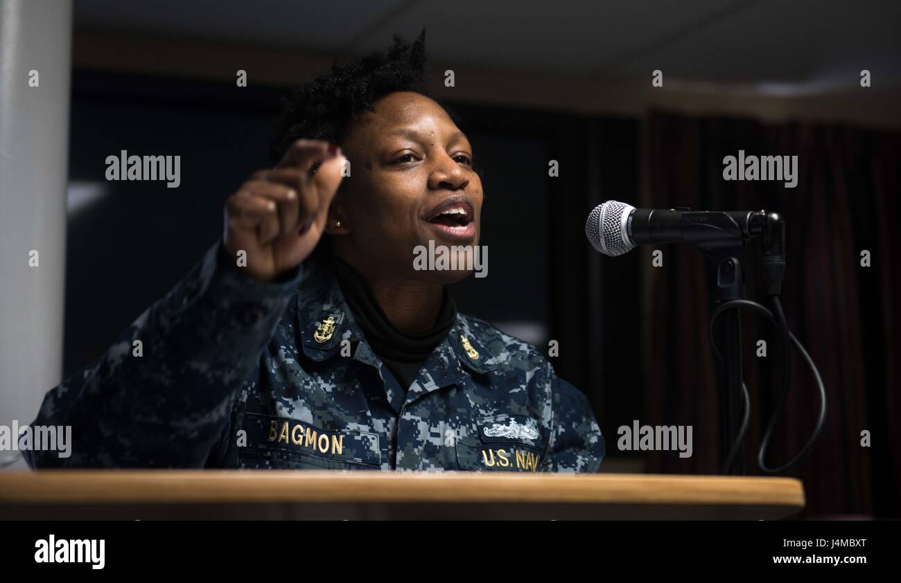 170224-N-TU932-072 BREMERTON, Washington (24. Februar 2017) Chief Legalman Tanica Bagmon von Fort Washington, Maryland, hält eine Rede während der USS John C. Stennis' (CVN-74) African American/Black History Month Feier an Bord eine Ankermöglichkeit Lastkahn Wohn- und Arbeitsbereich sowie während der laufenden Wartungsperiode Dienstleistungsverkehr verwendet. John C. Stennis führt eine geplante inkrementelle Verfügbarkeit (PIA) am Puget Sound Naval Shipyard und Intermediate Maintenance Facility in denen durchläuft des Schiffs planmäßige Wartung und Upgrades. (U.S. Navy Photo von Masse Kommunikation Spec Stockfoto