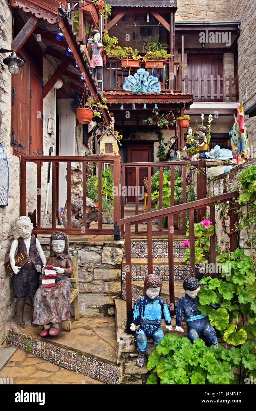 Seltsame Puppen außerhalb eines Hauses in Laneia (oder "Lania') Dorf, eines der Dörfer von Commandaria, Limassol ('Lemessos'), Zypern. Stockfoto