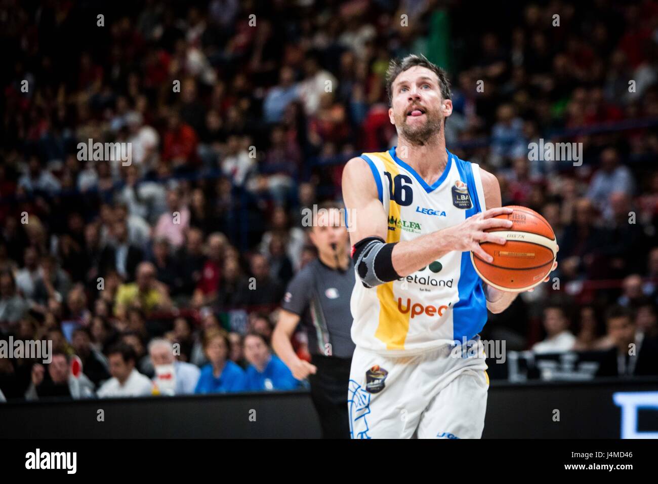 Assago, Italien. 12. Mai 2017. Drake Diener (# 16 Betaland Capo dÕOrlando) fährt in den Korb während der Playoff-Spiel ein Viertel der italienischen Basketball-Liga LegaBasket A-Finale zwischen EA7 Emporio Armani Mailand Vs Betaland Capo d ' Orlando im Mediolanum Forum. Bildnachweis: Roberto Finizio/Pacific Press/Alamy Live-Nachrichten Stockfoto