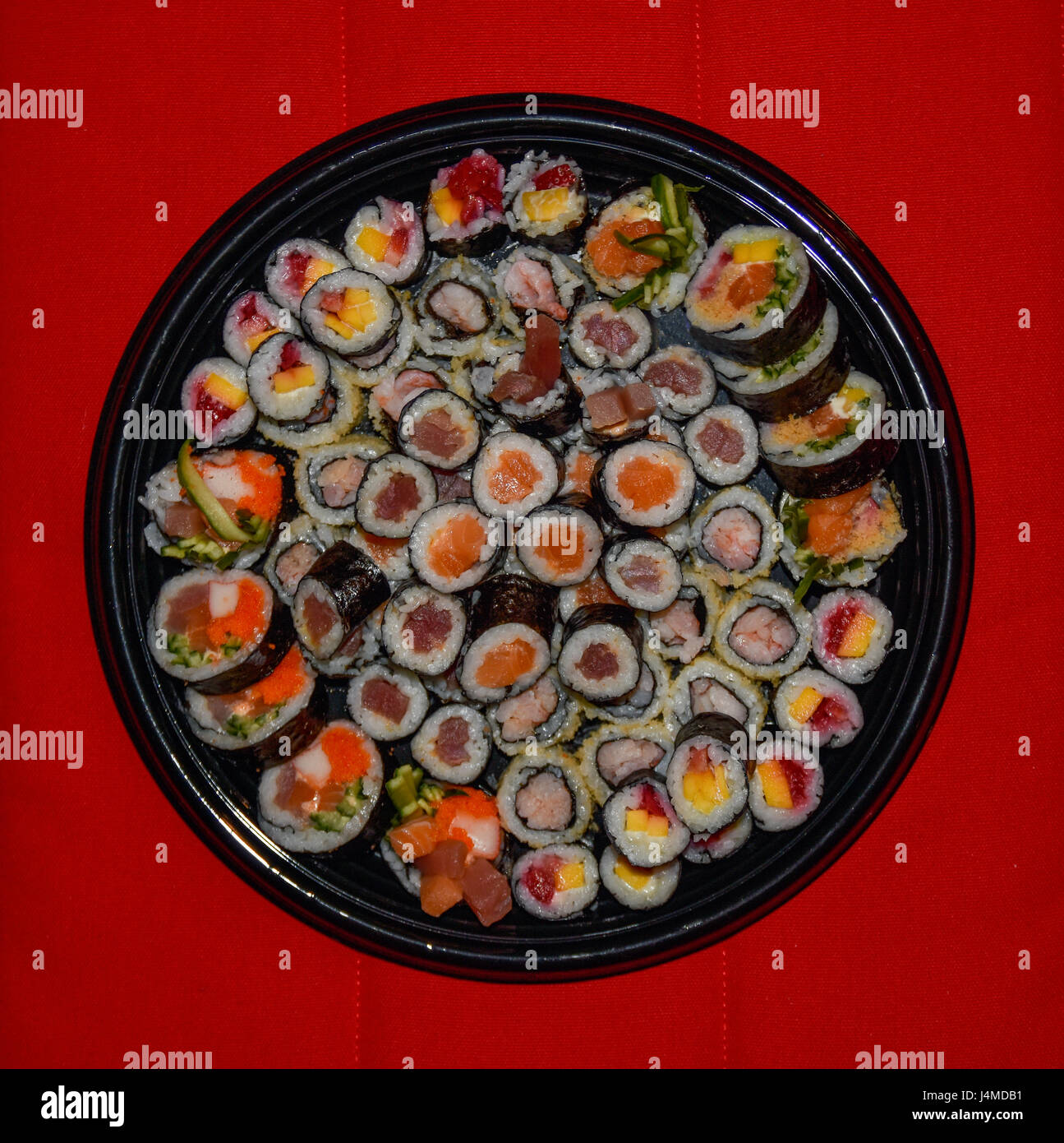 Draufsicht einer Sushi-Platte zu gehen. Stockfoto