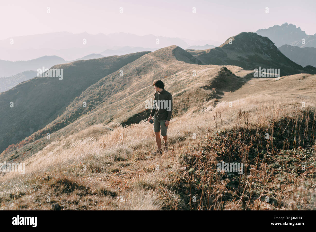 Kaukasischen Mann Wandern am Berg Stockfoto