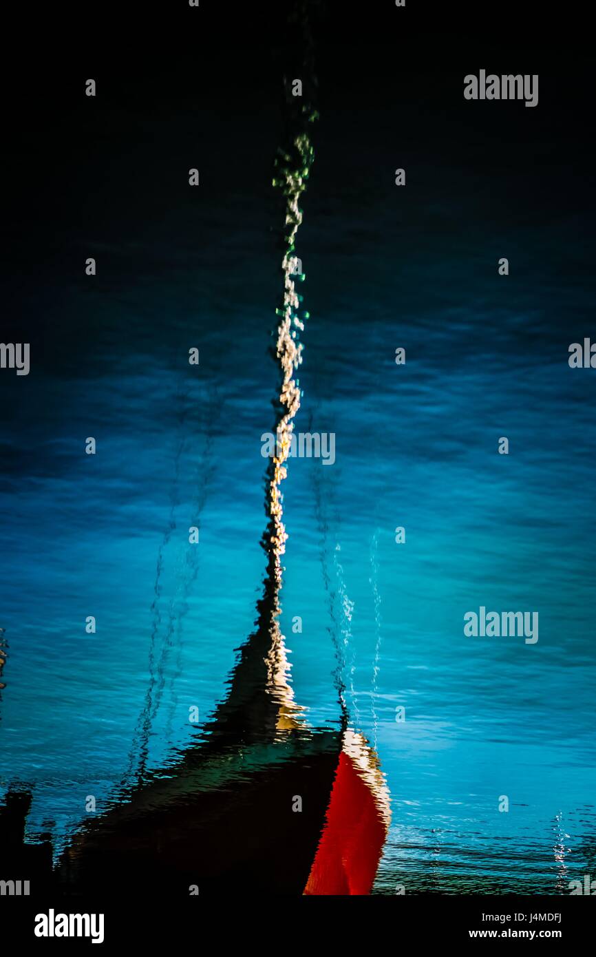 Schöne Wasser Kräuseln verzerrt Reflexion Fotografie eines Segelbootes in Puget Sound, Washington Berufung auf düstere dunkle und raue Zukunft voraus für den Segler. Stockfoto