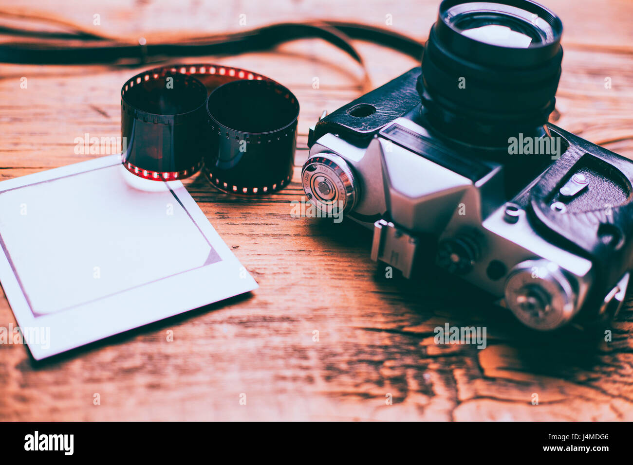 Kameras auf Holztisch mit Film und Foto Stockfoto