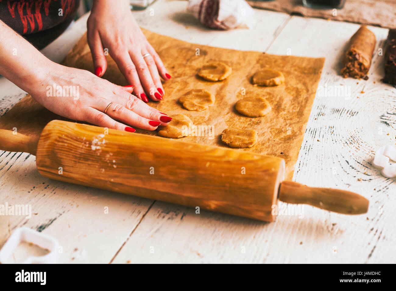 Hände von Frau drücken Cookie-Teig auf Backblech Stockfoto