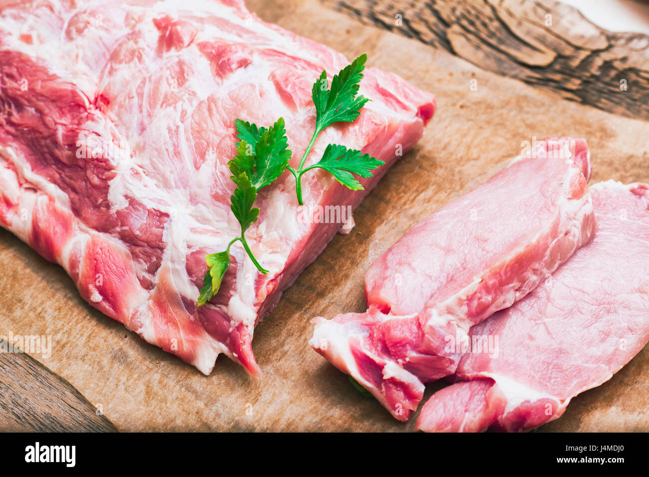 Rohes Fleisch und garniert auf Metzger Papier Stockfoto