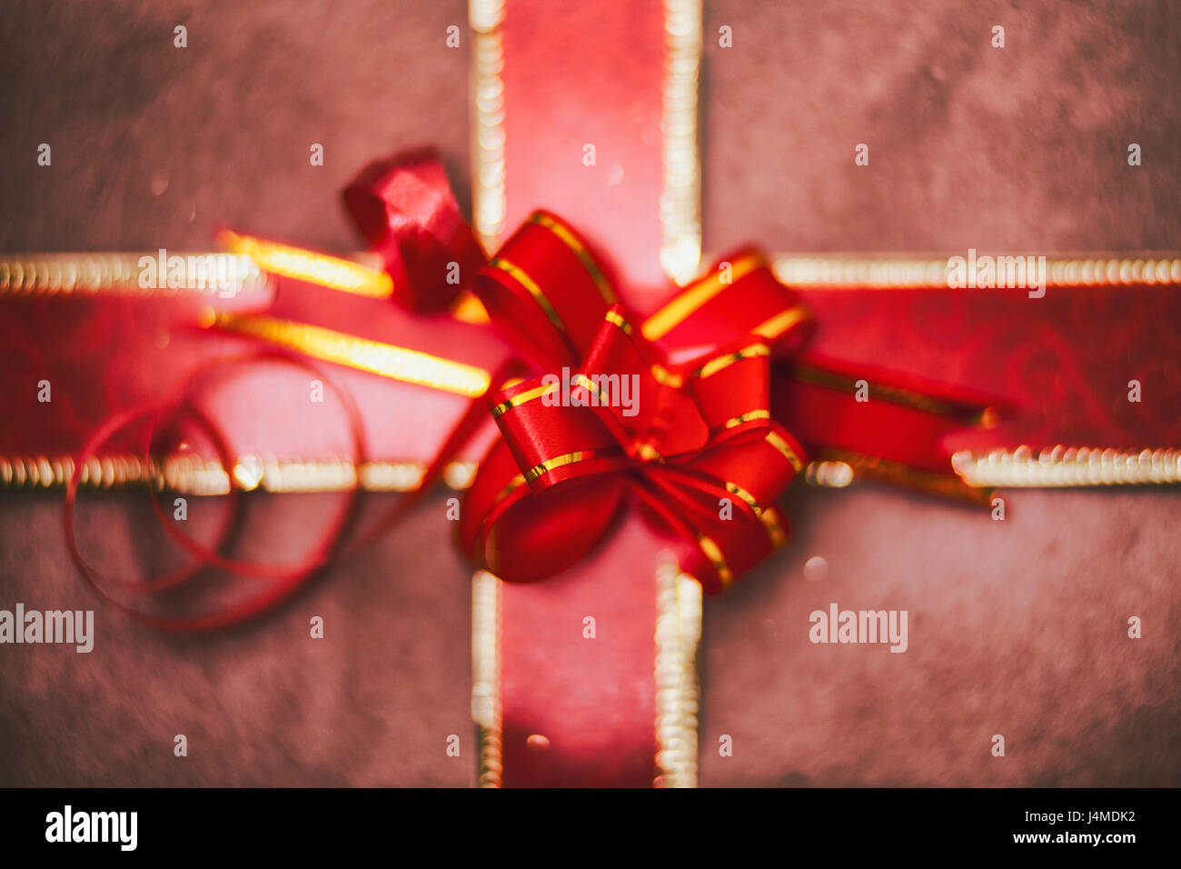 Nahaufnahme von roten Schleifchen Weihnachtsgeschenk Stockfoto