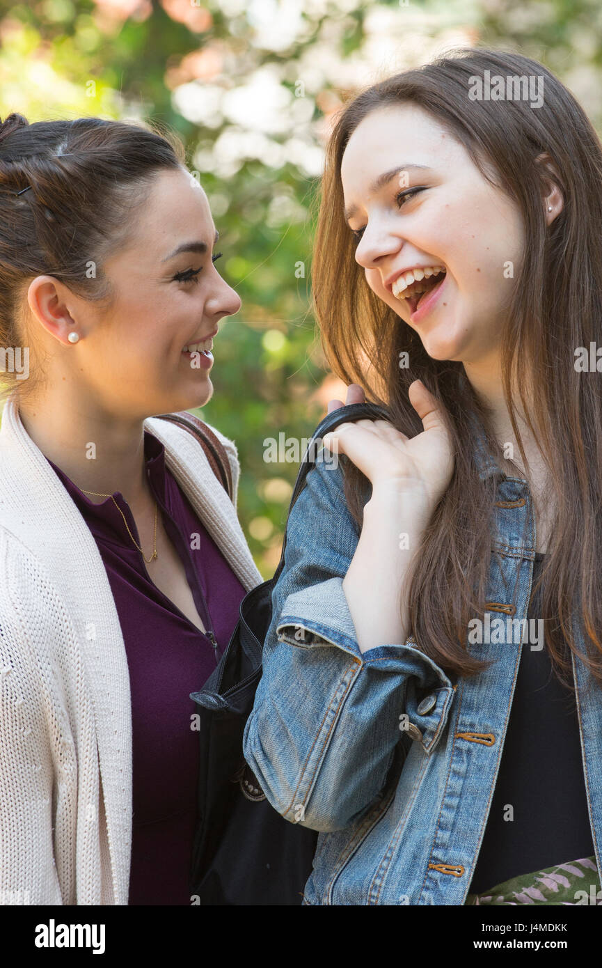 Nahaufnahme von kaukasischen Frauen lachen Stockfoto