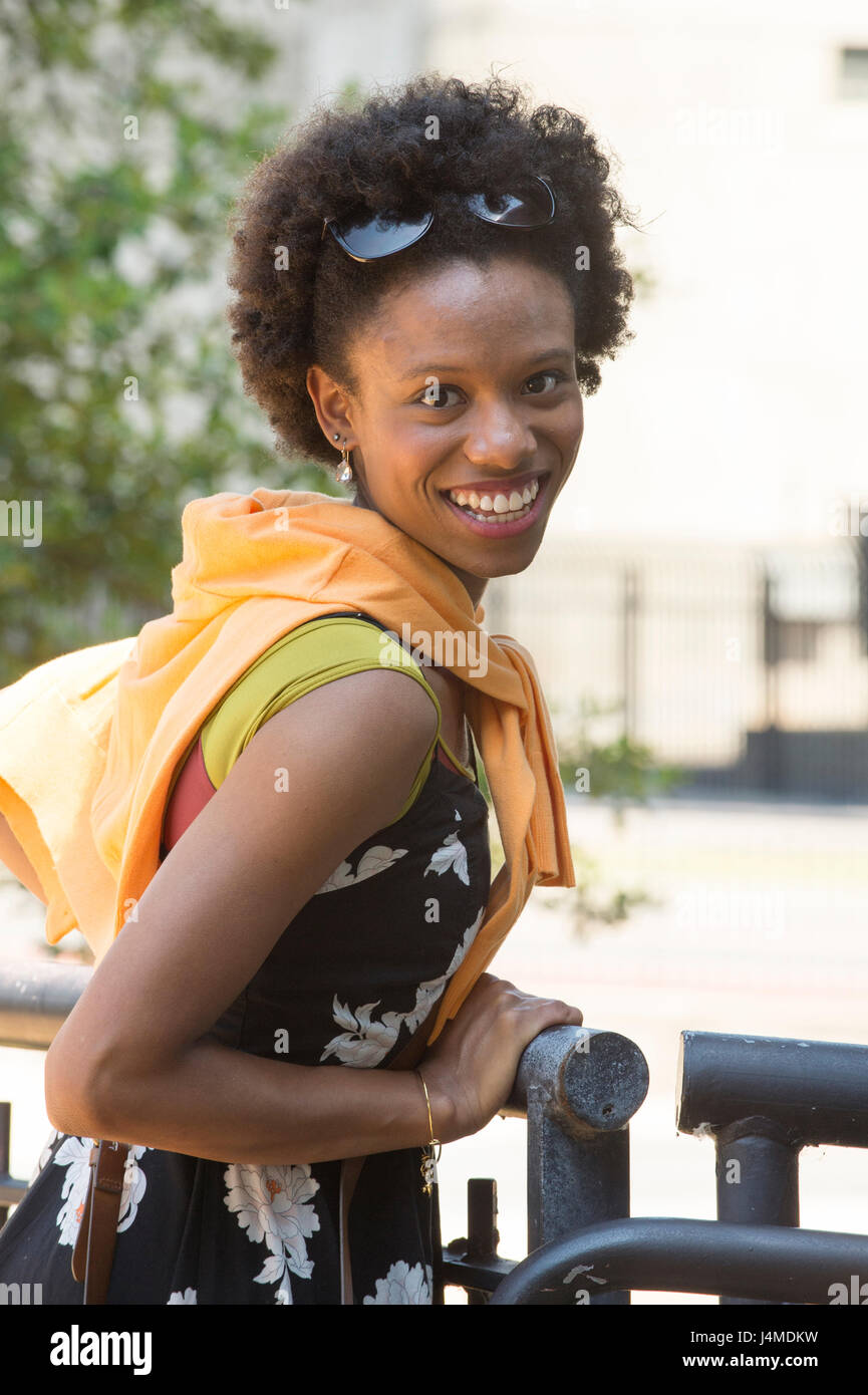 Porträt von lächelnden afroamerikanische Frau, stützte sich auf Geländer Stockfoto