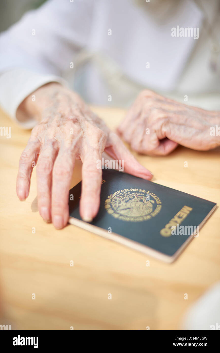 Ältere Frau kaukasischen Besitz Mexiko Pass Stockfoto