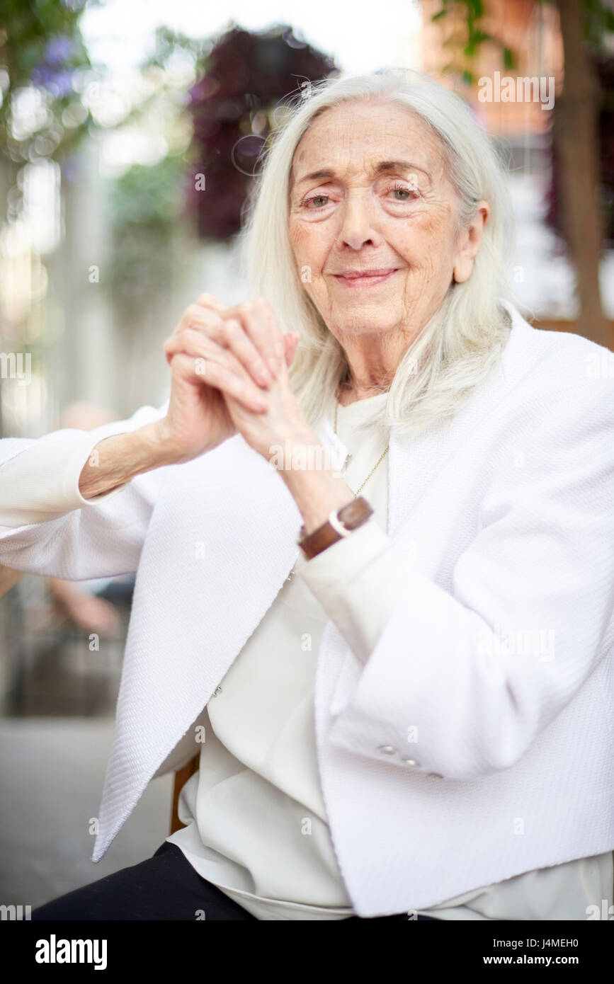 Portrait von lächelnden älteren kaukasische Frau Stockfoto