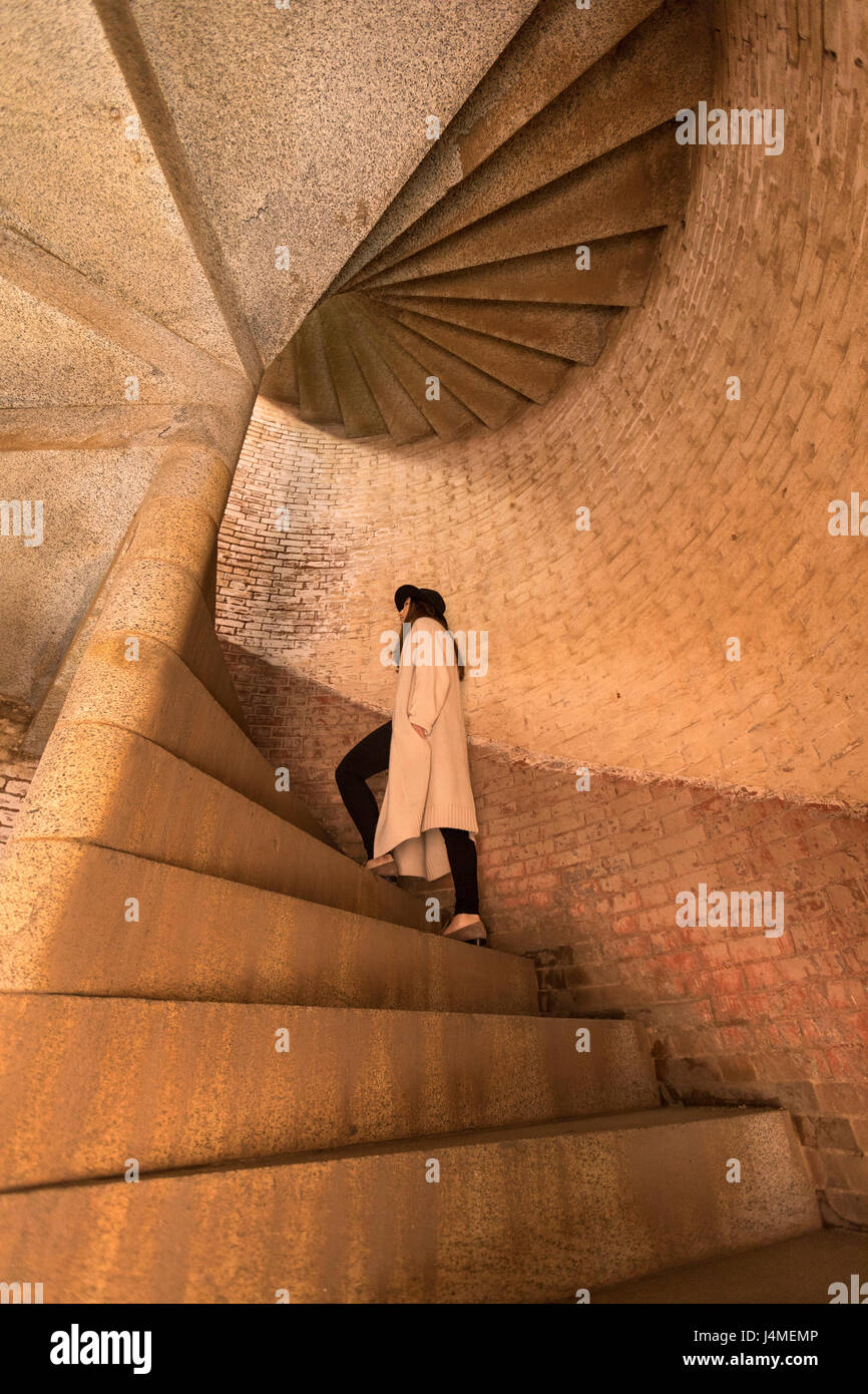 Kaukasische Frau Klettern Steintreppe Stockfoto