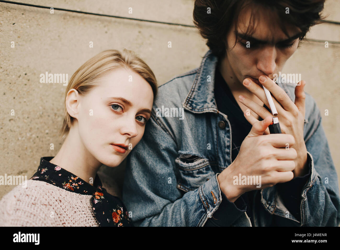 Kaukasischen Mann Beleuchtung Zigaretten in der Nähe von Frau Stockfoto