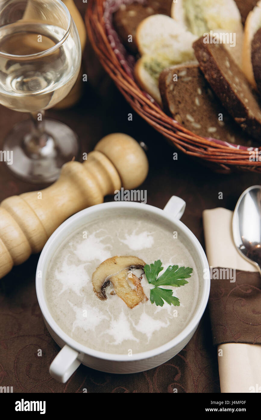 Pilz in Tasse Suppe schweben Stockfoto